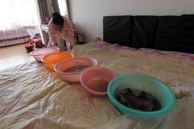 白城楼上漏水，住户失联，小区没物管，业主维权难！律师来支招……
